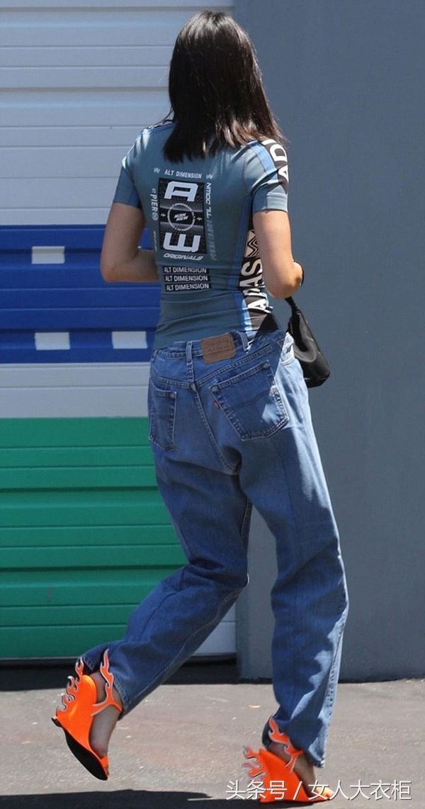 肯达尔詹娜穿T恤显身材曲线，1100美元的普拉达火焰高跟鞋抢镜