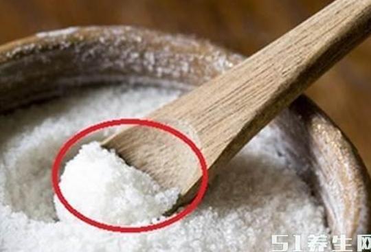 58岁女老中医睡前用几毛钱的“它”洗脸，坚持10天，色斑没了也不