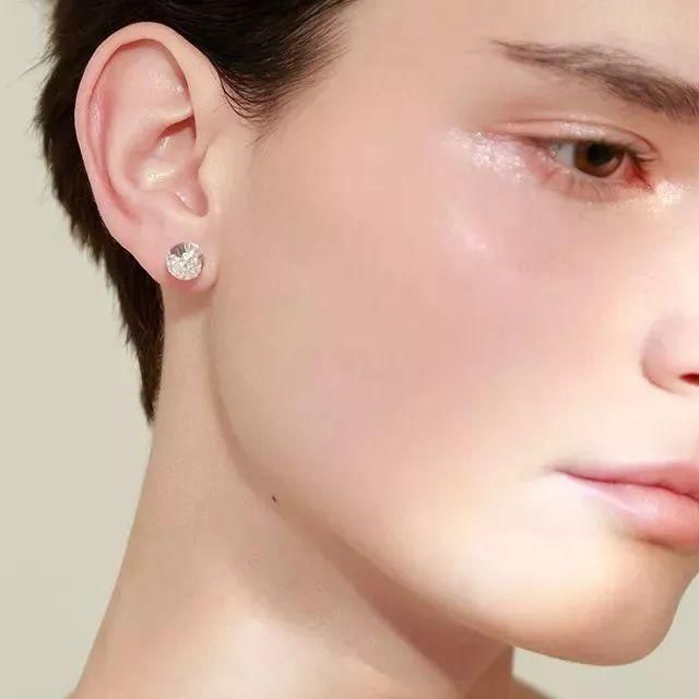 晶莹剔透的水晶球戴身上，真是又美又仙