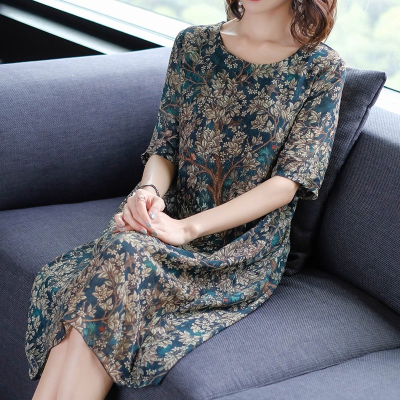 到了40的女人，也别穿太土!8月新出炉“妈妈装”，显嫩又显高