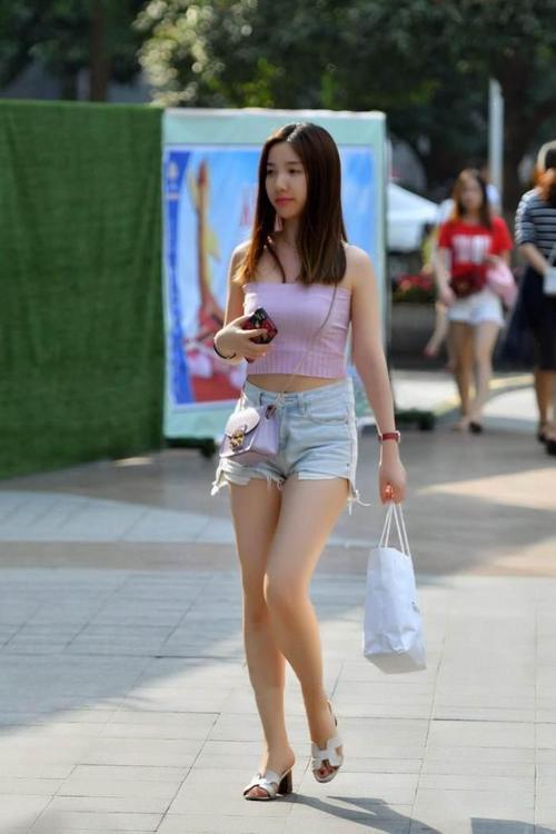 靓丽街拍: 微胖可爱的短裤美女, 大长腿白皙, 脸蛋水嫩颜值高!