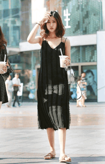 广东街拍: 简朴风也能很迷人, 第三位小姐姐回头率爆表