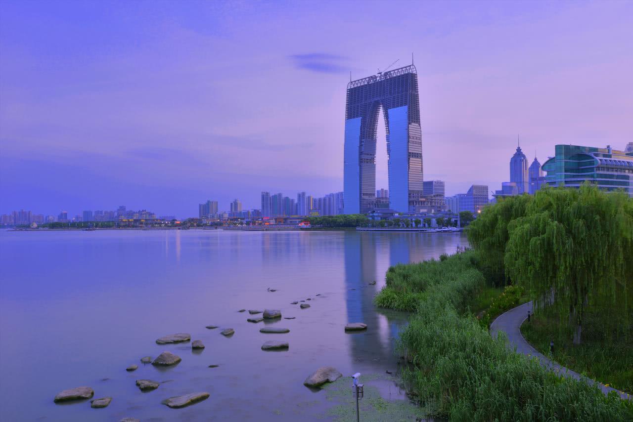 江苏最丑的一个建筑,高301.8米,却被说成是像一个“秋裤”