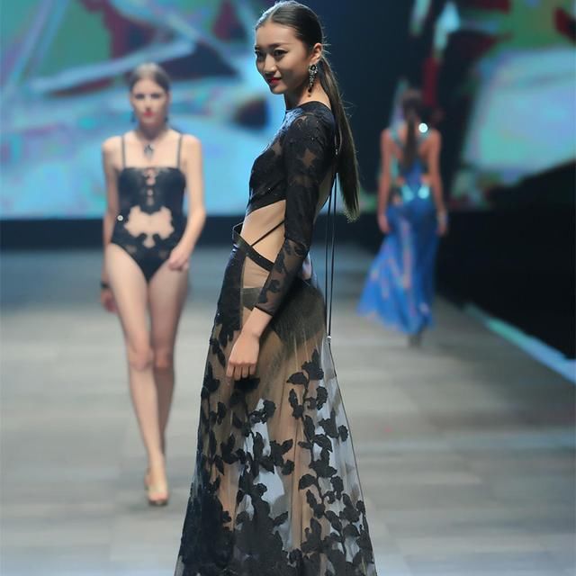 夏日，当泳衣遇上浪漫蕾丝，简直美得不可芳物！