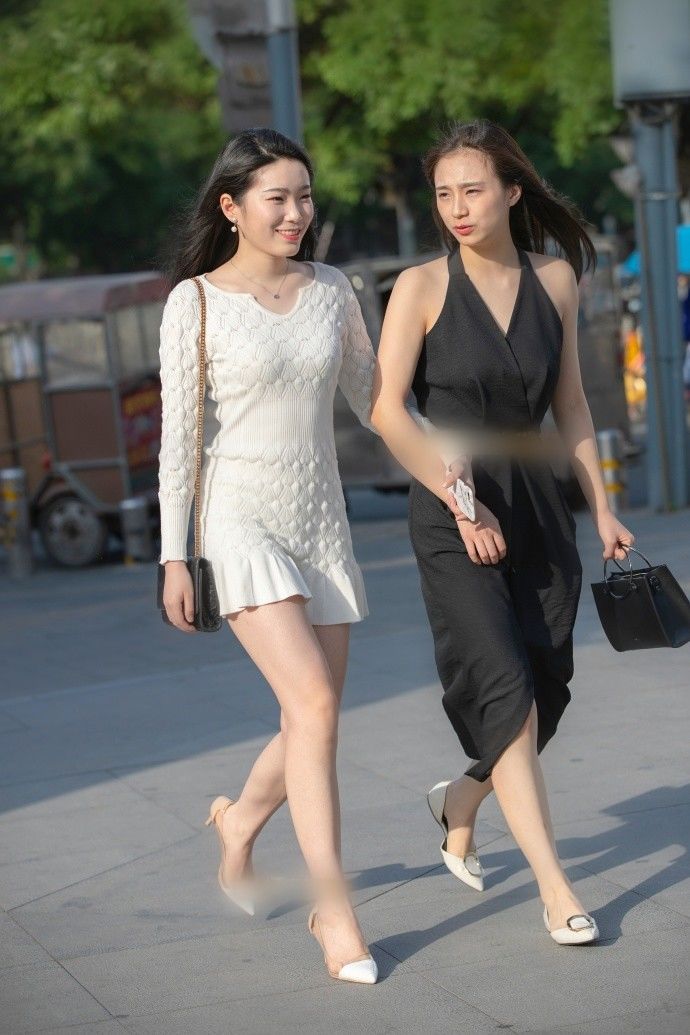 街拍：时尚性感的紧身裙，为小姐姐们勾勒出完美曲线，非常的吸睛