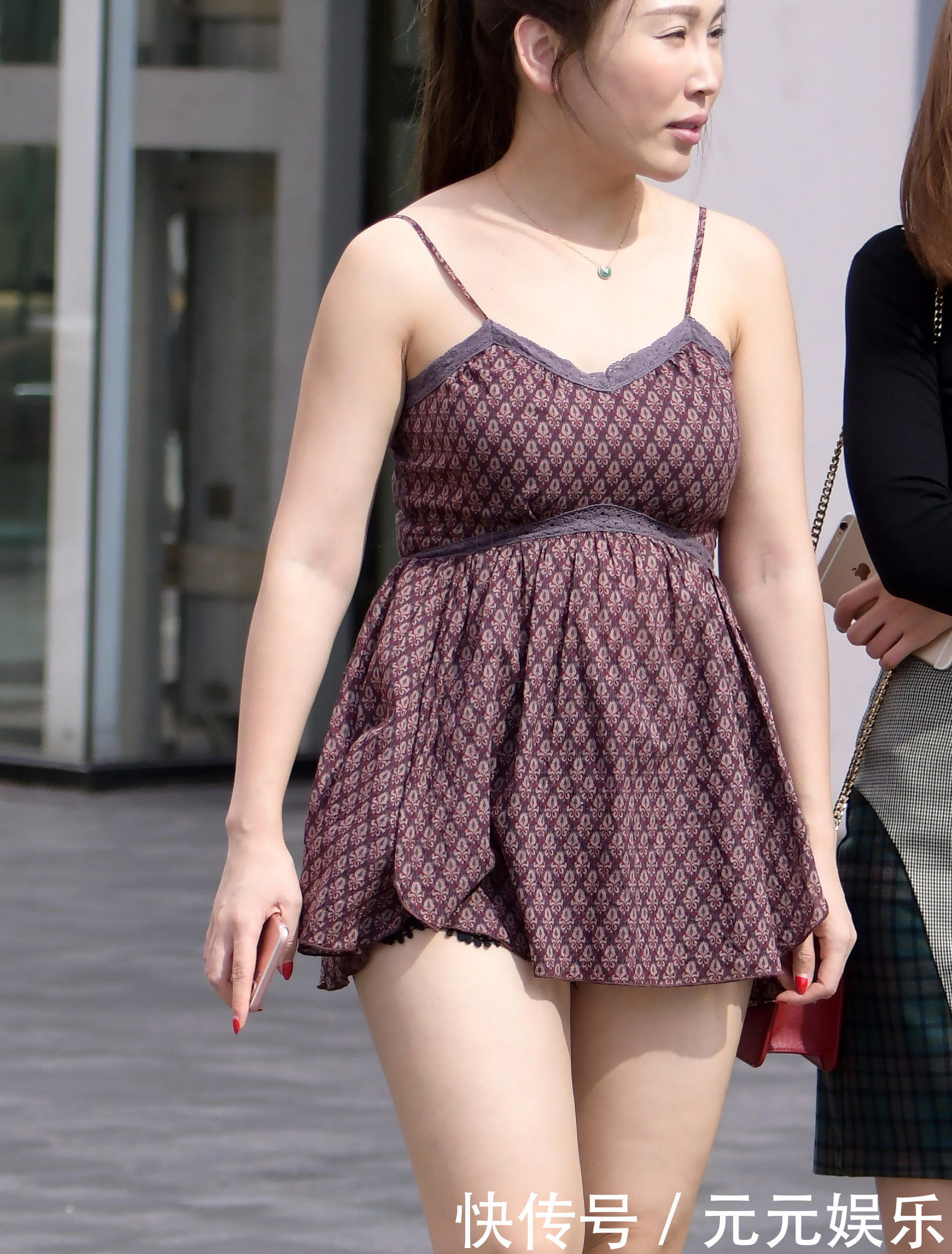 成熟大姐吊带裙裹出完美曲线，超短裙设计有点走光了