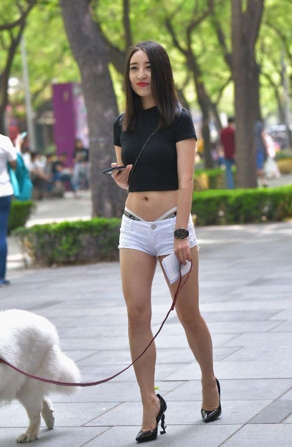 街拍:遛大狗的小姐姐，这狗真壮硕!