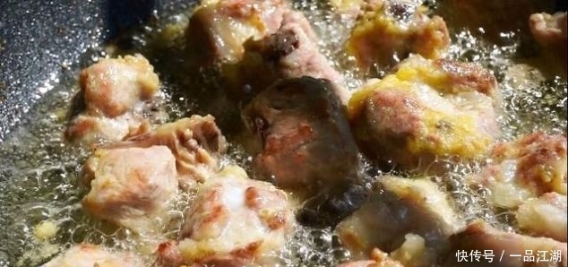 【我家】排骨我家从不炖着吃,淋上鸡蛋液,一周做5次,太费米饭了