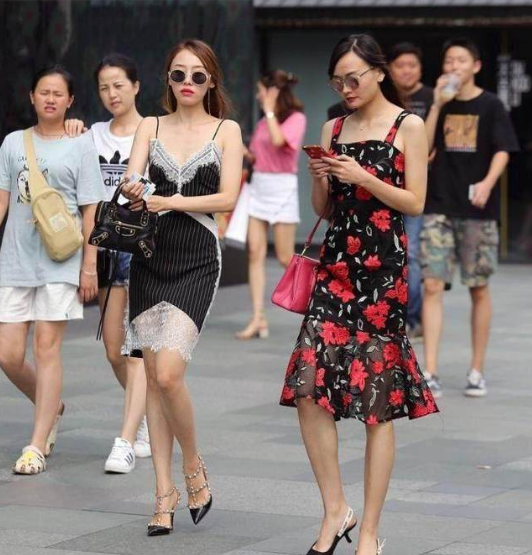 街拍：明眸皓齿婀娜多姿的小姐姐，身材丰腴轻熟优雅魅力十足！