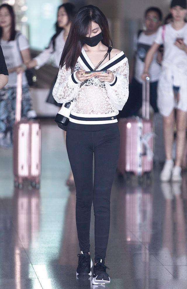 紧身裤更加的显精干,时髦大方,凸显时尚典雅!