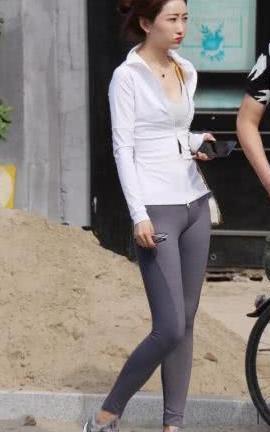 她的白衬衫搭配打底裤有着不一样的风格,带给我一种时尚的感觉