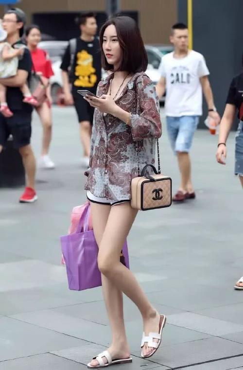街拍：穿着时尚白皙美丽的小姐姐，光鲜靓丽干练清新！