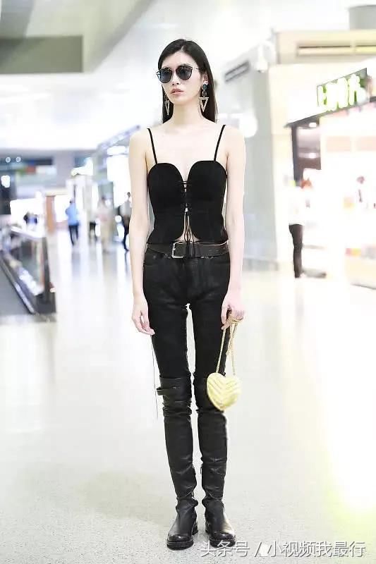 超模奚梦瑶穿天价吊带“露肉”却不风尘，因为她是平胸