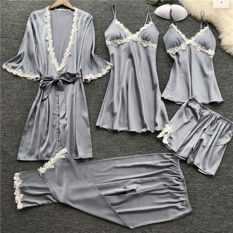 难怪睡裙越来越受人喜爱，瞧下图女人这样穿，老公看了都挪不开眼