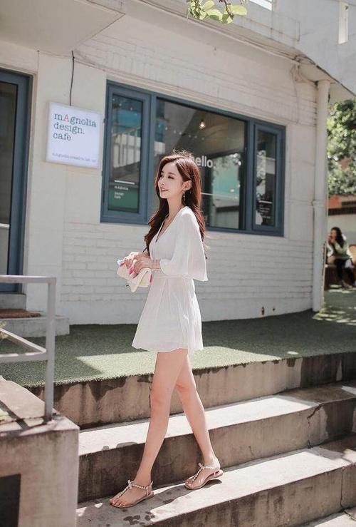 街拍：时尚性感青春靓丽的小姐姐，白皙光鲜在人群中很抢眼！