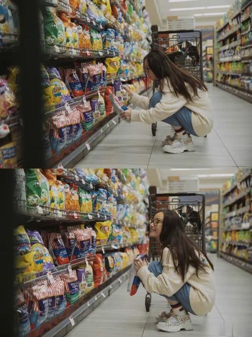 倪妮打扮随性素颜逛超市 推购物车挑零食满满少女感