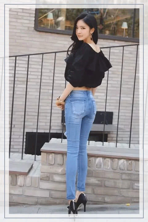 『代表』牛仔裤穿出美丽气质,上身的比例非常好,代表着新一代的闲适格调