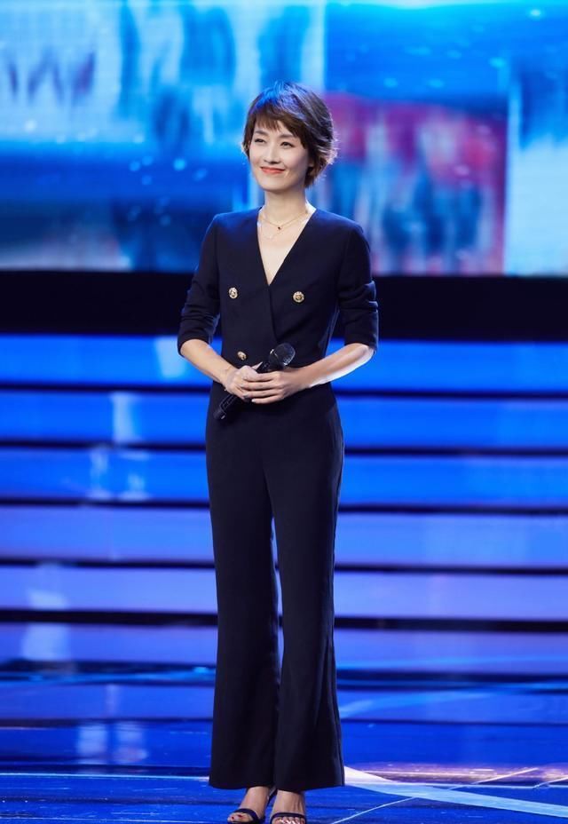 「穿搭」真不相信马伊琍44岁,穿黑色连体裤高级时髦,说她30岁我信了