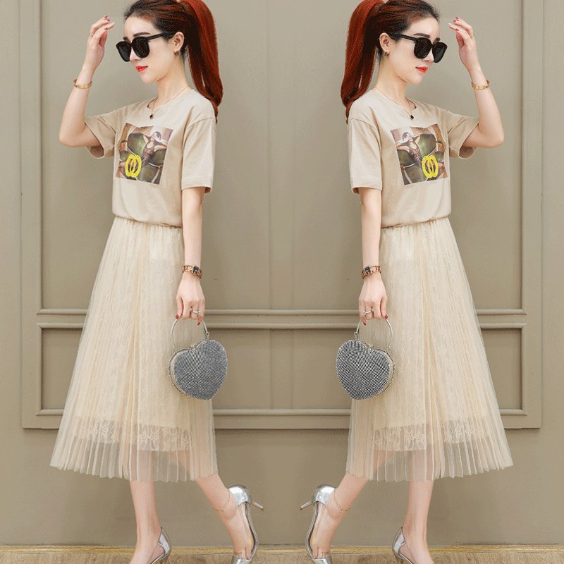 小姨已经40岁，穿了棉麻短裤套装+小白鞋，美的让人移不开眼