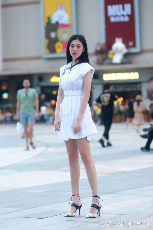 街拍美女,时尚又吸睛的穿搭参考,让你成为人群中最亮眼的一个