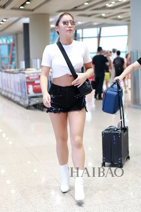 秘籍| 明星都在炫腹秀美腿，但怎么露才更高级?【海报街拍】