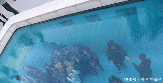 这个泳池人们能够在水底自由行走,可以随意交流,衣服还不会湿!