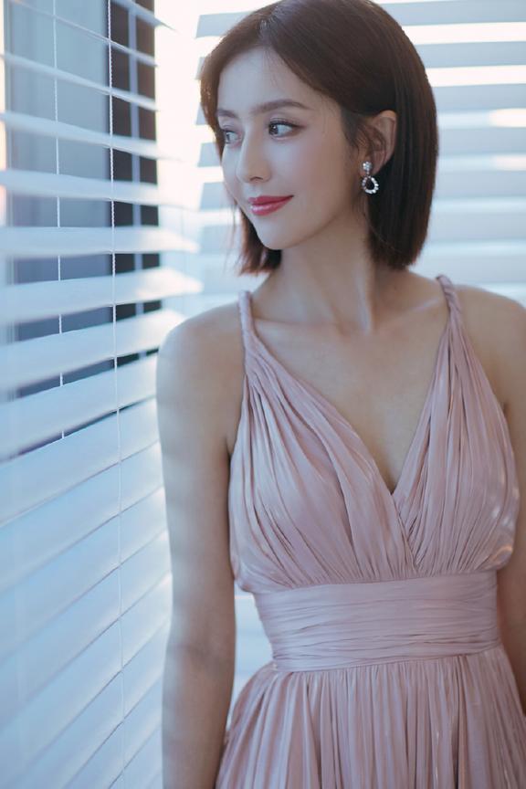 34岁佟丽娅又美了！仅换了个发型嫩回18岁，网友：美得像初恋一样