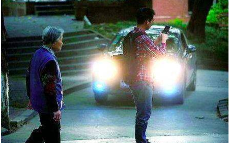 在他回复完女友发来的“有你真好”后,车子撞上了路边的路灯,网