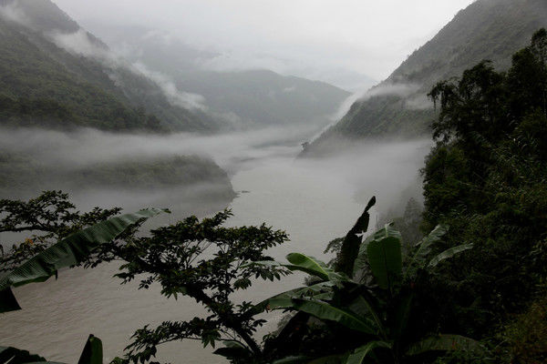 自驾霸道穿越丙察察闯西藏，悬崖边上走一遭，遭遇塌方，泥地陷车