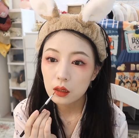  「粉丝」女粉丝仿妆“陈芊芊”，开始：看好你哦，看到成品：拼夕夕高仿版？
