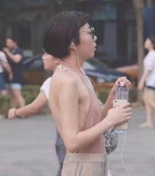 街拍:任性了,穿一件“肚兜”就出街,身材好无禁忌?