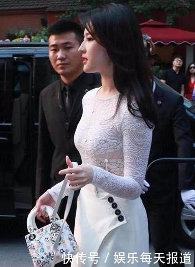 刘亦菲真敢穿! 蕾丝上衣太紧都要撑破了,做她保镖好幸福!