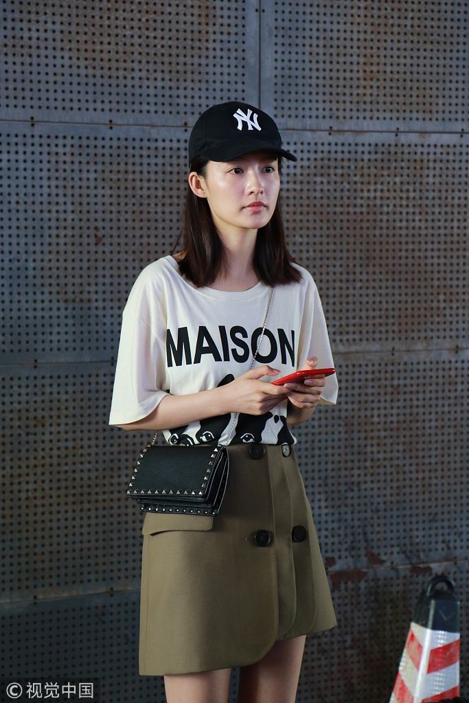 李沁素颜露雀斑皮肤略暗沉  白T配军绿短裙秀美腿