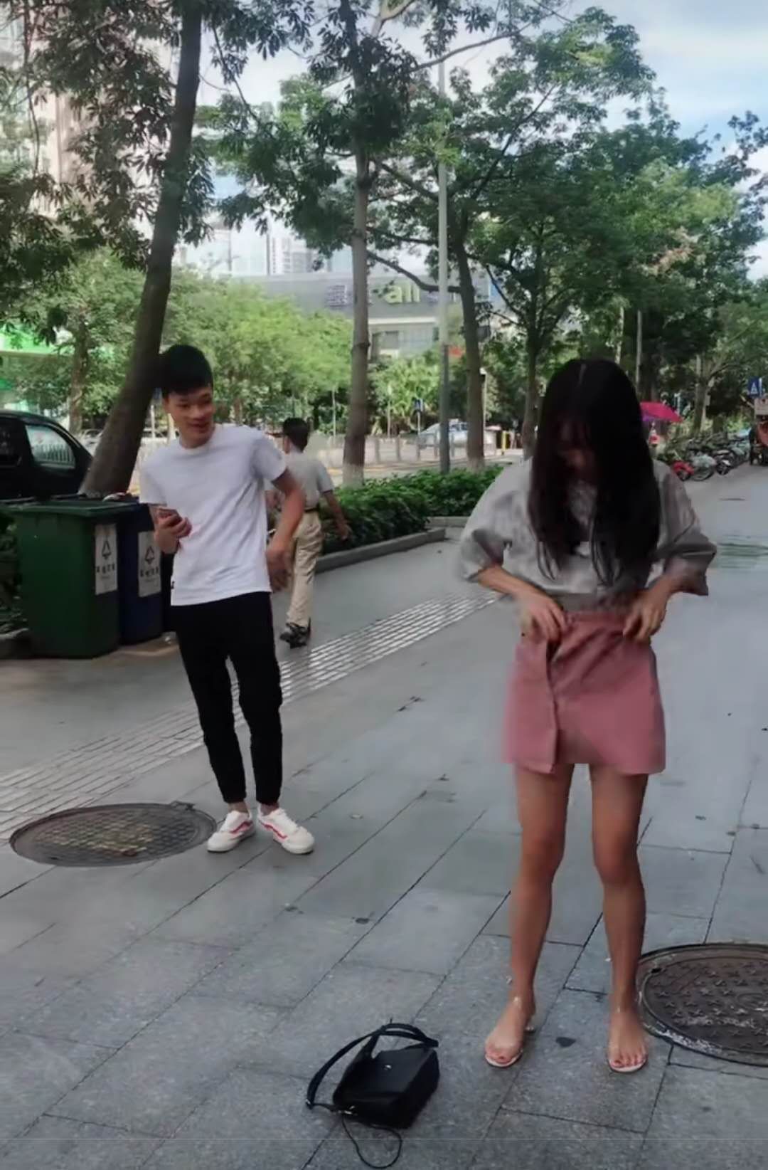 美女穿短裙逛街,小伙提醒她裙子穿反了,美女的做法让小伙惊呆了