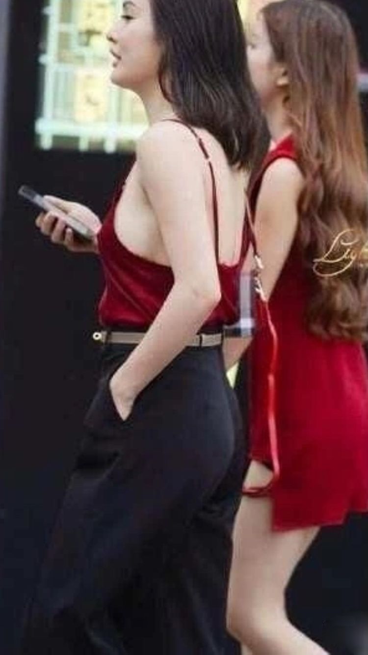 街拍丨成熟美妇人，身着清凉吊带衫，风韵犹存!