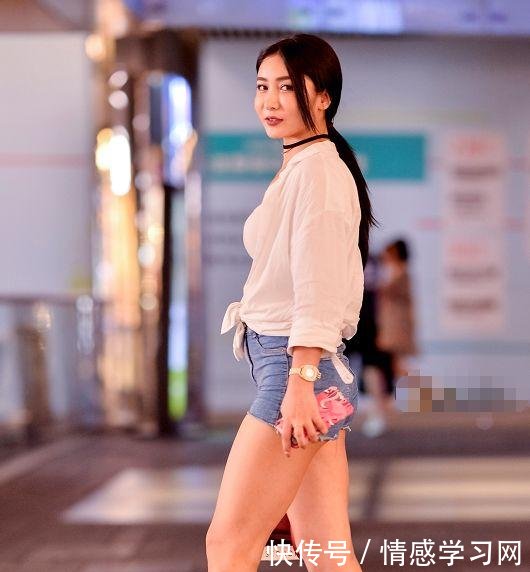 街拍图6这么紧的短裤都塞得进去，勒出紧致腿型，女人味十足