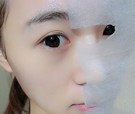 脸上冒出老年斑别慌?纯牛奶加药粉混合使用，祛斑美白效果真棒