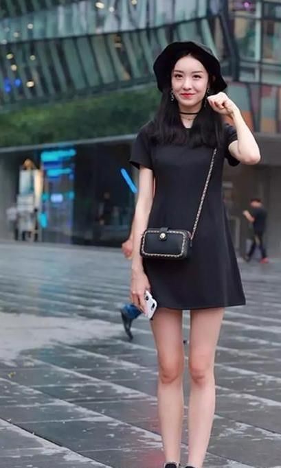  『笑嫣然』街拍：语笑嫣然的美女，一件黑色的连衣裙，青春靓丽美