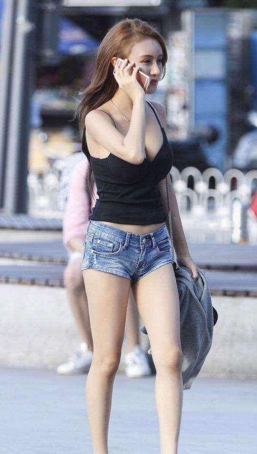 街拍: 穿小短裤的小姐姐, 筷子腿很吸睛