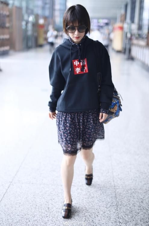吴昕咋想的?居然穿一条土掉渣的碎花裙来走机场，尽显老气似大妈