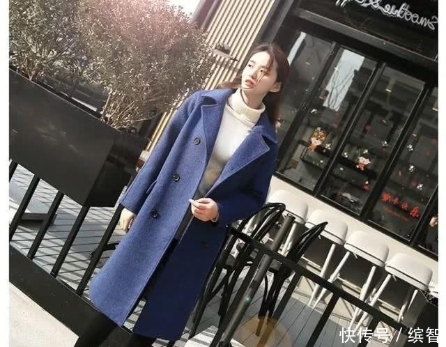 「大衣」建议:聚会时千万别穿羽绒服,大衣+毛衣+瘦瘦袜,美到犯规