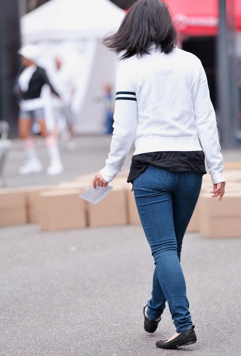 紧身牛仔裤的小姐姐虽然不花哨,但是穿在身上却很性感