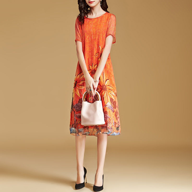 嫂子也太会穿了，三伏天就这样出门，惹得路人不禁多看几眼