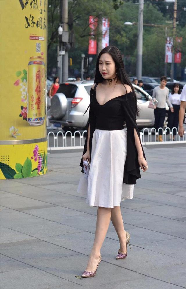 『高跟鞋』高跟鞋的跟这么细,担心折断,还好小姐姐的身材不胖