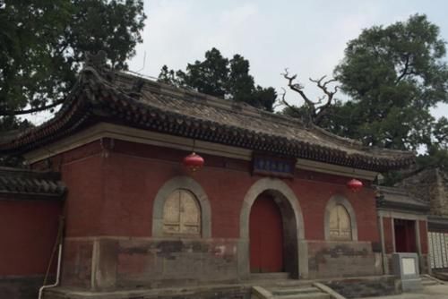 中国最神秘的寺庙，500年来大门紧闭，有人翻墙入内，景象不堪入