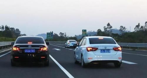 高速开车，这种令人恶心的“怪现象”，已开始整治，车主拍手叫好
