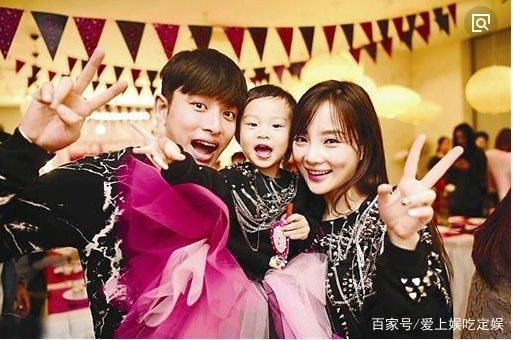 李小璐一家公园照被曝光，贾乃亮发文斥责，网友：你让舆论很为难