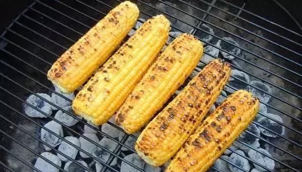  「玉米」刚在老家地里看到的画面，是谁的爹娘？很多人看完湿了