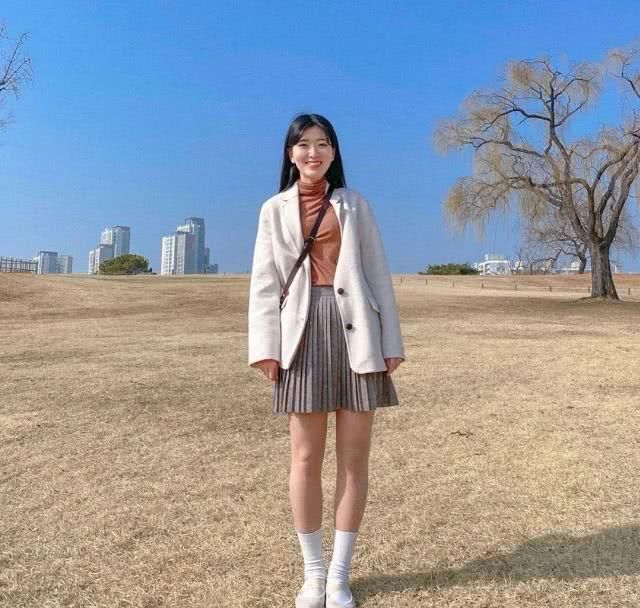  『碎花裙』“毛衣”失宠了？2020就要穿着4件薄外套＋裙子搭配！好看＋气质！