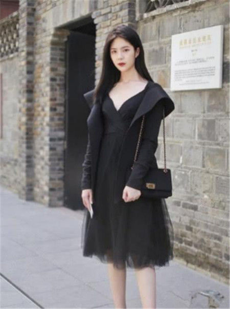  『身穿』街拍：美女身穿亮片裙背，长发披肩，温婉可人